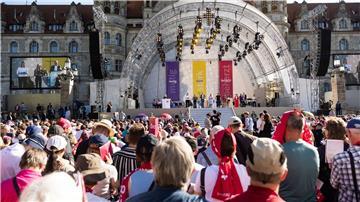 Der Kirchentag wird vor dem Rathaus in Hannover eröffnet.