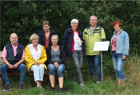 Mitglieder der Tourist-Info und des Frauenkreises Kunterbunt haben sich zum Gruppenfoto aufgestellt.
