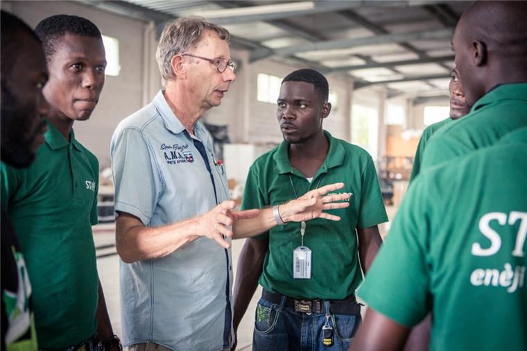 Sonnenstrom gegen bittere Armut: Kirchtimker leistet Entwicklungshilfe in Haiti Der Kirchtimker Ingenieur Hajo Olfs war schon mehrfach als Entwicklungshelfer in Haiti im Einsatz. Er ist auf Solartechnik spezialisiert und engagiert sich für die Ausbildung junger Leute.