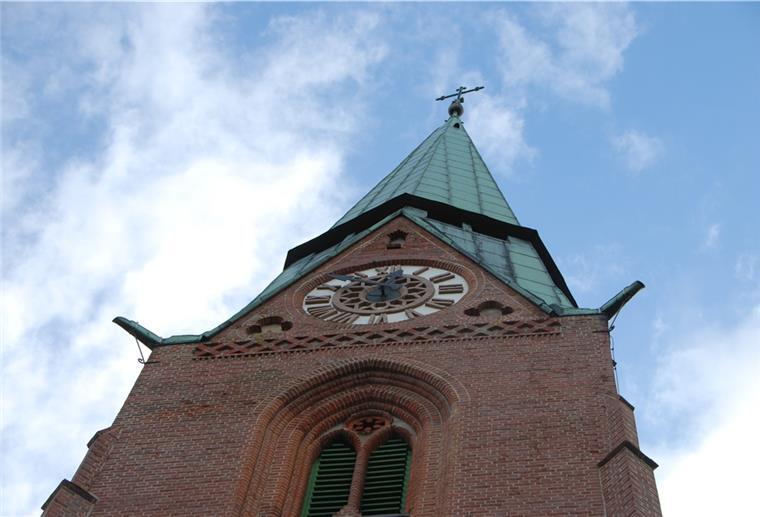 Bederkesa: Streit um Glockenklang geht vor Gericht Der Kirchturm von St. Jakobi in Bad Bederkesa: An den Glocken hoch über dem Erdboden hat sich der Streit entzündet.