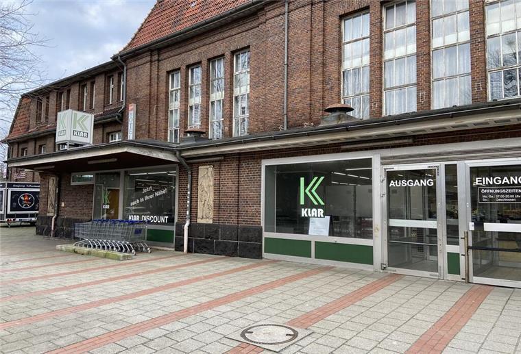 Der Klar-Supermarkt befindet sich in der alten Leher Bahnhofshalle.