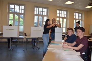 Der Klassenraum wird zum Wahllokal: Das Nordenhamer Gymnasium beteiligt sich im Vorfeld der Europawahl an der Aktion Juniorwahl – mit original Wahlbögen, die zur Verfügung gestellt werden.