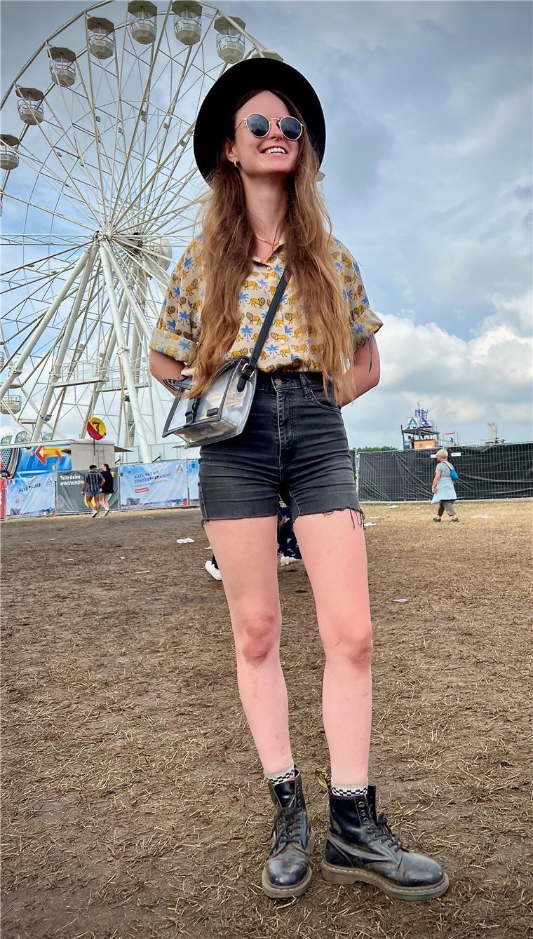 Der klassische Hippie-LookKim aus Ihlienworth hat einfach das angezogen, was im Schrank oben lag. Trotzdem ist ein modisches Festival-Outfit dabei herausgekommen. Mit dem großen Hut, der Sonnenbrille und dem übergroßen Retro-Hemd trägt die 21-Jährige den Hippie-Look, der schon seit rund fünf Jahren zum Festival-Klassiker geworden ist.