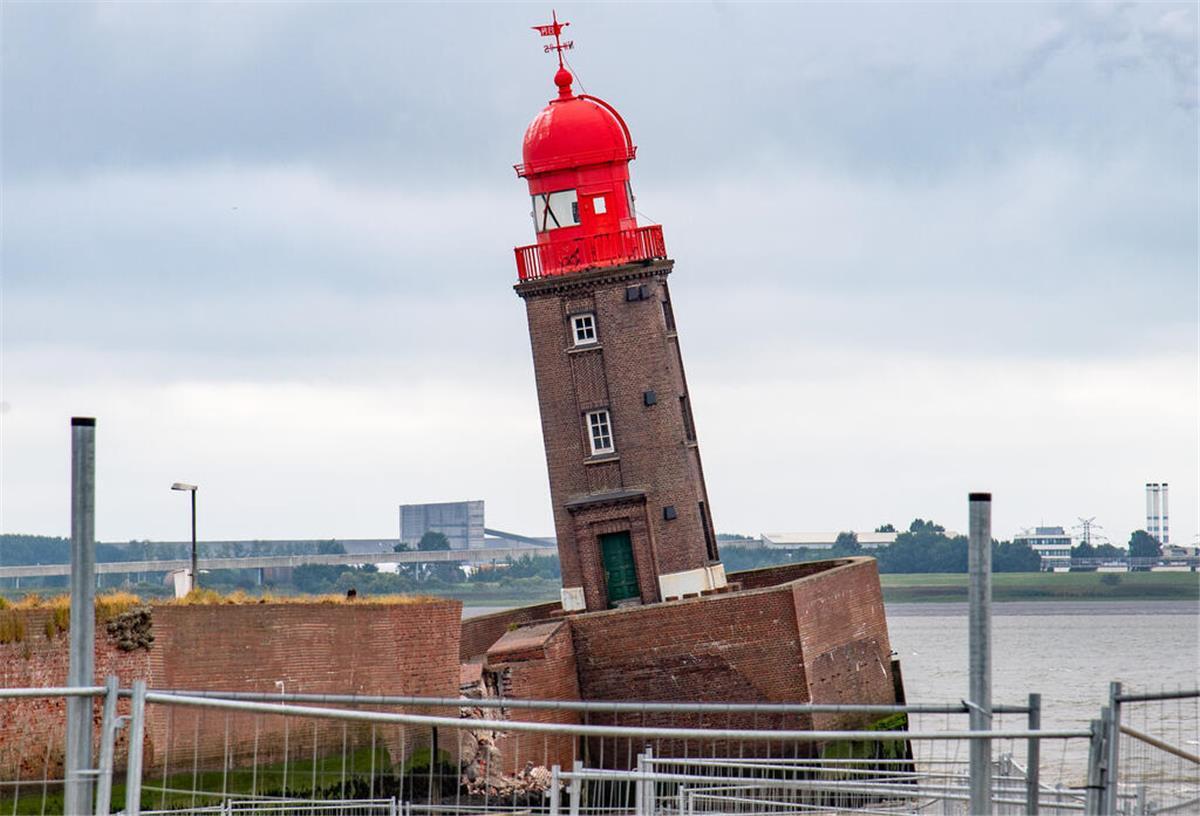 Nordmole: Ein alter Turm aus neuen Steinen Molen-Leuchtturm in Schieflage