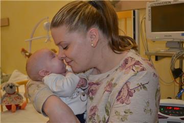 Der kleine Emil  leidet an einer lebensbedrohlichen Krankheit. Seine Mutter, Jessica Anton, hofft, dass sich bei der Typisierungsaktion am Sonntag in Lunestedt ein Knochenmarkspender findet. Foto Hansen