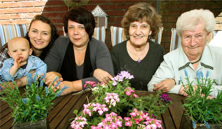 Der kleine Finn fühlt sich wohl mit  seiner Mutter Justine Kröger, seiner Oma Melanie Kröger (44), seiner Uroma Erika Kuhlmann (66) und seiner Ururoma Waltraud Sterzl (88, von links) . Die vier Frauen sind jeweils mit 22 Jahren Mutter geworden. 