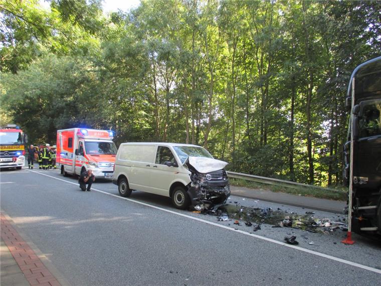 Der Kleintransporter ist aus bislang noch ungeklärter Ursache auf der Wurster Straße in den Gegenverkehr geraten. Ein Sattelschlepper konnte nicht mehr rechtzeitig bremsen.