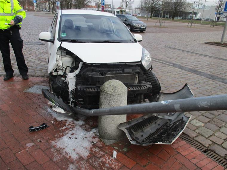 Der Kleinwagen landete vor der Stadthalle an einem Poller.
