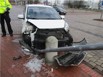 Der Kleinwagen landete vor der Stadthalle an einem Poller.