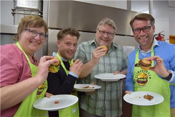 Der „KlimaBurger“ schmeckt ihnen (von links): Sabine Asbrock, Waldemar Maibach, Lutz Asbrock und Gerrit Michaelis probieren gern.