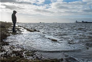 Ein Mann am Meer.