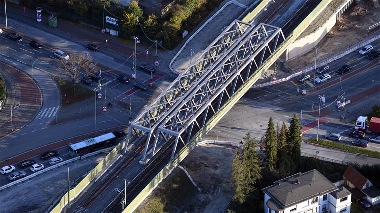 Der Knotenpunkt Cherbourger Straße/Langener Landstraße wird künftig durch den Hafentunnel entlastet. Man sieht hier die Eisenbahnbrücke, die komplett erneuert wurde.