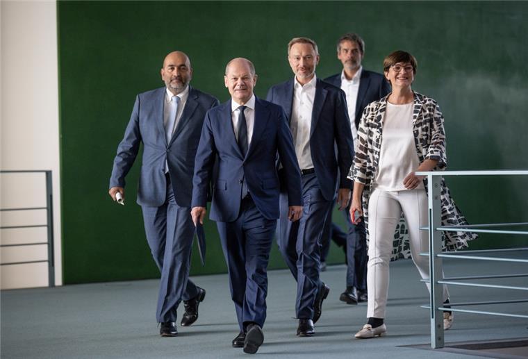 Bundeskanzler Olaf Scholz (SPD, 2.v.l.), kommt neben Omid Nouripour (l), Bundesvorsitzender von Bündnis 90/Die Grünen, Saskia Esken (r), Bundesvorsitzende der SPD, sowie Christian Lindner (M), FDP-Bundesvorsitzender und Bundesminister der Finanzen, gefolgt von Regierungssprecher Steffen Hebestreit (SPD) zur Pressekonferenz nach den Beratungen von SPD, Grünen und FDP im Koalitionsausschuss.