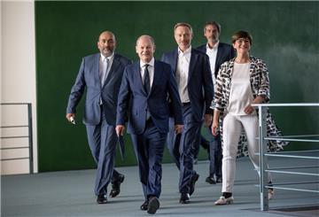 Bundeskanzler Olaf Scholz (SPD, 2.v.l.), kommt neben Omid Nouripour (l), Bundesvorsitzender von Bündnis 90/Die Grünen, Saskia Esken (r), Bundesvorsitzende der SPD, sowie Christian Lindner (M), FDP-Bundesvorsitzender und Bundesminister der Finanzen, gefolgt von Regierungssprecher Steffen Hebestreit (SPD) zur Pressekonferenz nach den Beratungen von SPD, Grünen und FDP im Koalitionsausschuss.