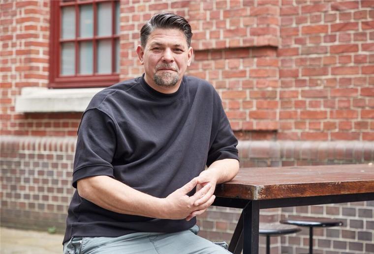 Der Koch und Autor Tim Mälzer vor seinem Restaurant „Bullerei“ in Hamburg.