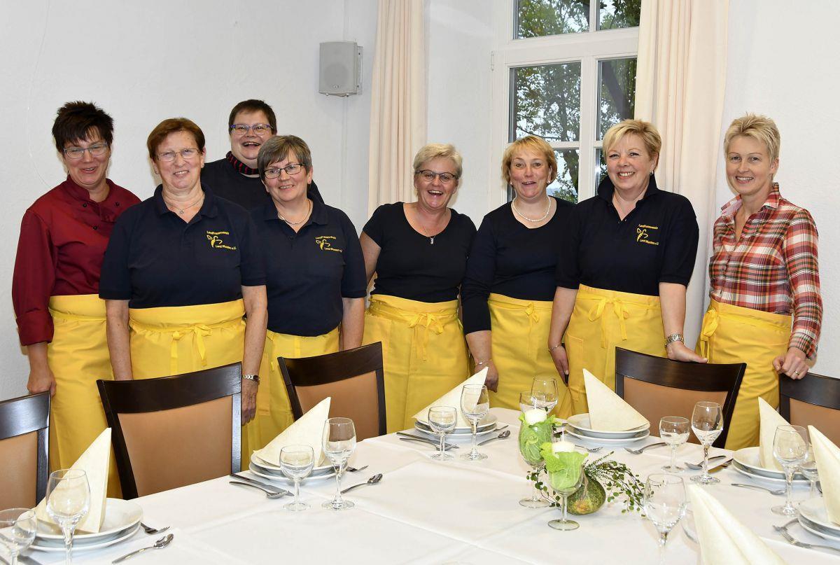 Wurster Landfrauen planen neues Kochbuch Der kochende Vorstand der Wurster Landfruaen mit "Chefköchin" Agnes Dahl, Marianne Wetter, Birgit Deppe, Traute Brömmer, Ulrike Heidinger, Britta Plötzky, Britta Hellberg und Ute Sibberns.