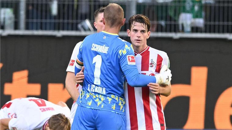 Der Kölner Jakub Kaminski (r) schoss beim 3:3 in Wolfsburg das späteste Tor der Bundesliga-Geschichte.