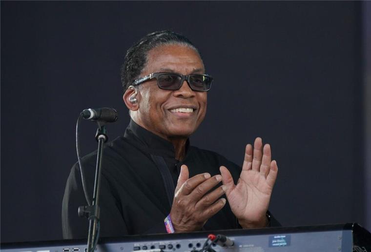 Klavier üben - oder YouTube schauen? Pianist Hancock wird 85 Der „König des Jazz“, Herbie Hancock, wird 85 Jahre alt. (Archivbild)