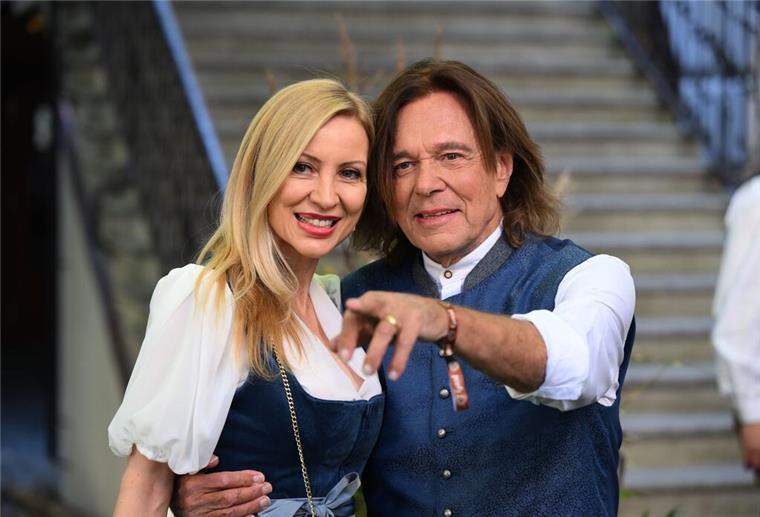 Der „König von Mallorca“ verlässt seine Insel. Neben ihm seine Frau Ramona. 