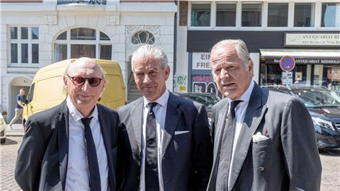 Der Komiker Otto Waalkes (l-r), Christian Völkers, Immobilienmakler, und der Gutsbesitzer Enno von Ruffin stehen vor Beginn des Trauergottesdiensts für Bertram Rickmers vor der Hauptkirche St. Michaelis.