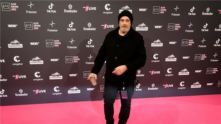 Der Komiker Torsten Sträter kommt über den Roten Teppich zur Verleihung der 1Live Krone.