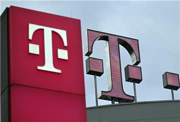 Das Logo der Telekom steht auf dem Dach der Unternehmenszentrale. Der Kommunikationsriese warnt derzeit Millionen Kunden vor einer Betrugsmasche.