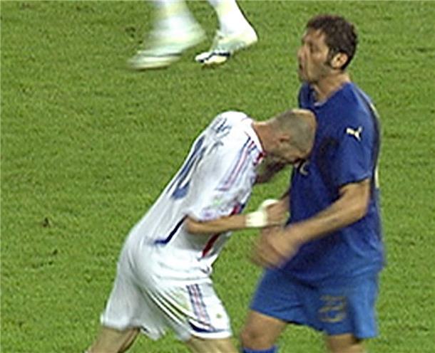 Der Kopfstoß des französischen Nationalspielers Zinedine Zidane (links) gegen Marco Materazzi in der Verlängerung des WM-Endspiels Italien - Frankreich 2006 in Berlin ging in die Geschichte ein. Materazzi hatte Zidane mit "Trash Talk" provoziert.
