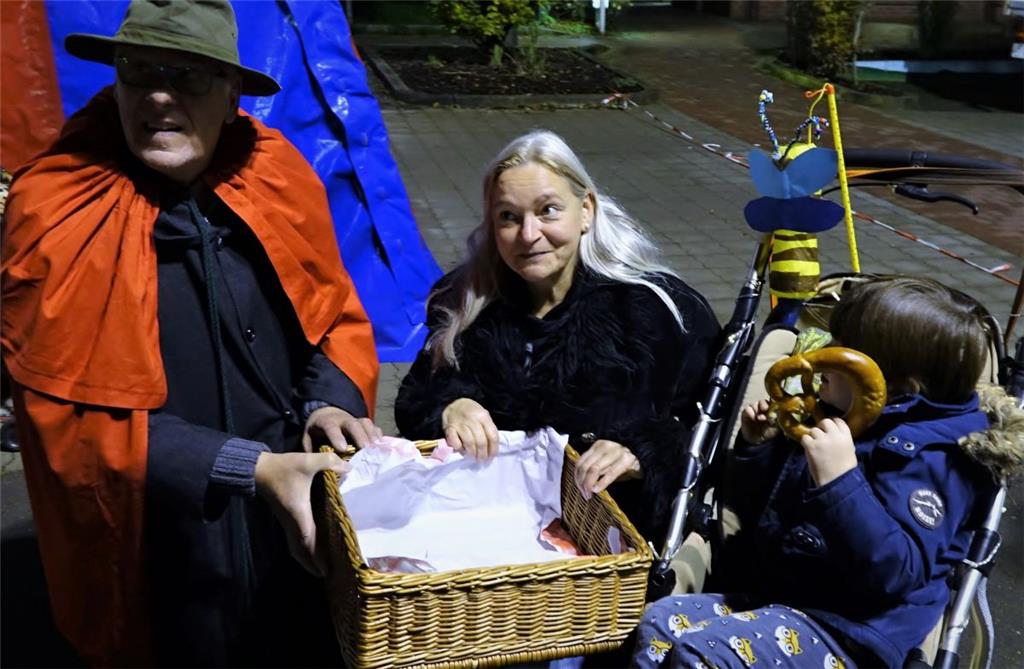 Der Korb ist leer. Die letzte Brezel ist verkauft. Lichterfest in Beverstedt. Fo...