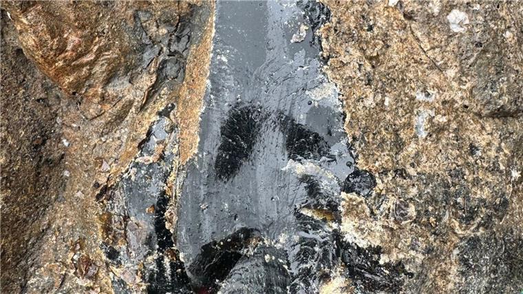 Krabbenfischer finden mysteriösen 70-Kilogramm-Brocken Der Krabbenfischer hofft nun, dass der Stein etwas mehr Geld wert ist.