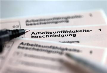 Stifte liegen auf den Arbeitsunfähigkeitsbescheinigungen für Arbeitnehmer im Falle einer Krankschreibung durch den Arzt. (zu dpa: «AOK: Krankschreibungen im laufenden Jahr auf Höchststand»)