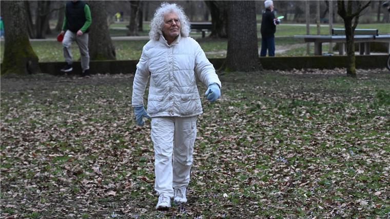 Rainer Langhans zum 85. wunschlos: „Bin ja schon glücklich“ Der krebskranke Langhans beim Spaziergang im Münchner Luitpoldpark. (Archivbild)