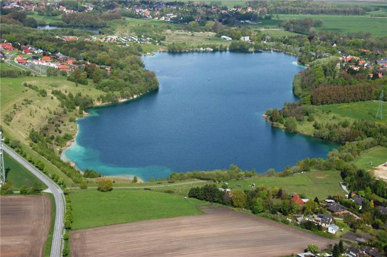 Tauchunfall Kreidesee: Suche nach Ursache läuft Der Kreidesee in Hemmoor gehört zu den attraktivsten Binnentauchgewässern Deutschlands. Am Samstag, 28. September, kam hier ein Taucher ums Leben.
