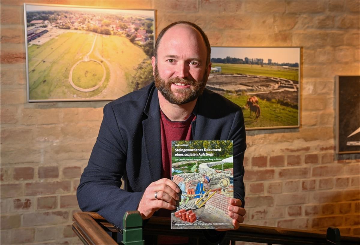 Der Kreisarchäologe Andreas Hüser stellt neues Buch vor und präsentiert Austellungsstücke in Museum Burg Bederkesa.