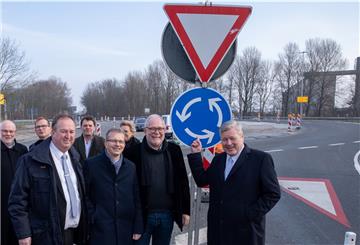 Der Kreisel am Ende der Autobahn 27 in Cuxhaven wird für Großraumtransporte angepasst.