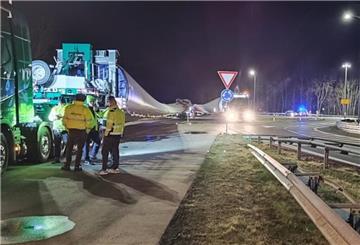 Schwertransport mit technischem Defekt im Kreisel Cuxhaven
