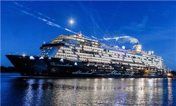 Der Kreuzliner „Mein Schiff 5“ von TUI Cruises wird am Sonntag zum Erstanlauf am Columbus Cruise Center in Bremerhaven erwartet.