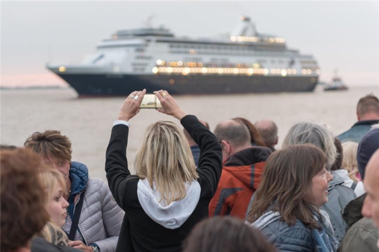 Bremerhaven: Taufe von "Vasco da Gama" zieht Schaulustige an die Kaje (Bildergalerie) Der Kreuzliner "Vasco da Gama" positionierte sich in Höhe der Seebäderkaje mitten auf der Weser und wurde tausendfach fotografiert.