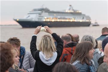 Der Kreuzliner "Vasco da Gama" positionierte sich in Höhe der Seebäderkaje mitten auf der Weser und wurde tausendfach fotografiert. 