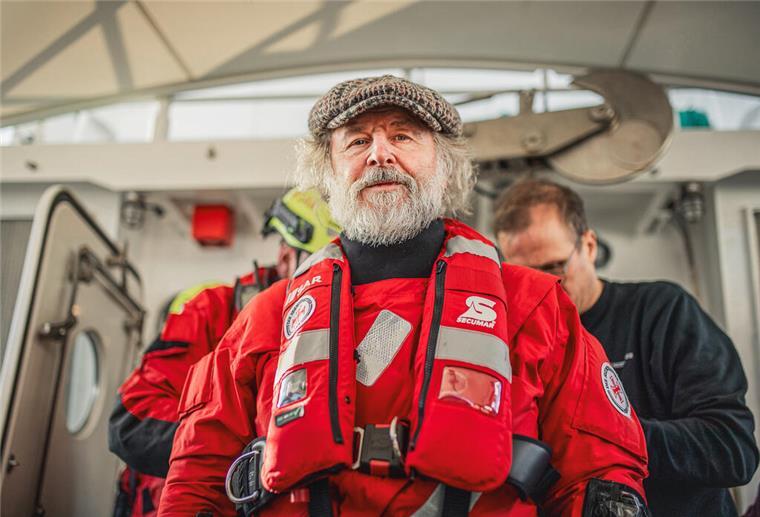 Krimi-Hit „Ostfriesennebel“: Bestsellerautor sorgt für Rekordverkäufe Der Krimiautor Klaus-Peter Wolf ist seit 2025 außerdem ehrenamtlicher Botschafter der DGzRS. Zu diesem Anlass ließ er sich auch einmal aus der Elbmündung vor Cuxhaven retten.