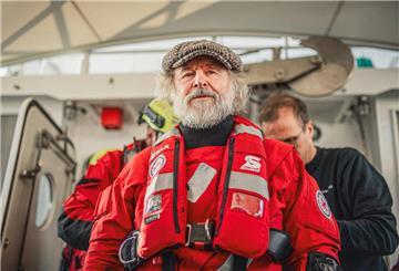 Der Krimiautor Klaus-Peter Wolf ist seit 2025 außerdem ehrenamtlicher Botschafter der DGzRS. Zu diesem Anlass ließ er sich auch einmal aus der Elbmündung vor Cuxhaven retten.