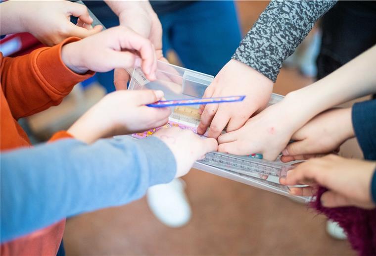 Der Krisenstab befürchtet eine Infektionswelle unter ungeimpften Kindern und Jugendlichen, wenn sie in den Schulen nach den Sommerferien wieder eng zusammenkommen und die Temperaturen sinken.