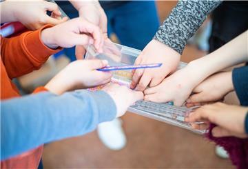 Der Krisenstab befürchtet eine Infektionswelle unter ungeimpften Kindern und Jugendlichen, wenn sie in den Schulen nach den Sommerferien wieder eng zusammenkommen und die Temperaturen sinken.
