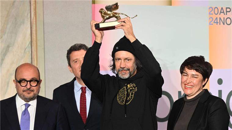 Der Künstler Archie Moore (m.) wurde mit dem Goldenen Löwen geehrt.