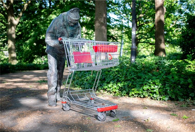 Der Künstler dieser Figur hat sich per Mail gemeldet, ohne jedoch seinen Namen oder die Idee hinter der Figur offen zu legen. In der Mail an den Umweltbetrieb wurden nur Details zur Sicherheit der Figur genannt.