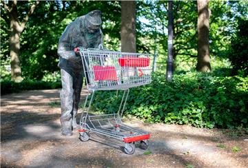 Der Künstler dieser Figur hat sich per Mail gemeldet, ohne jedoch seinen Namen oder die Idee hinter der Figur offen zu legen. In der Mail an den Umweltbetrieb wurden nur Details zur Sicherheit der Figur genannt.