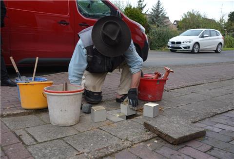 Der Künstler Gunter Demnig hat das Projekt "Stolpersteine" ins Leben gerufen und verlegte auch die vier Steine in Dedesdorf-Eidewarden.