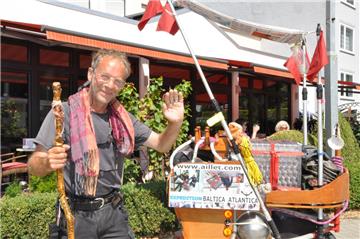 Der Künstler Jean-Francois Aillet ist mit einem Handwagen unterwegs.