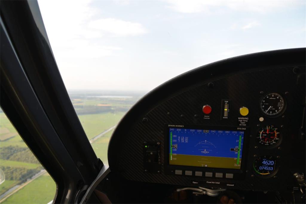 Der künstliche Horizont bestätigt: Das Flugzeug fliegt korrekt geradeaus. 