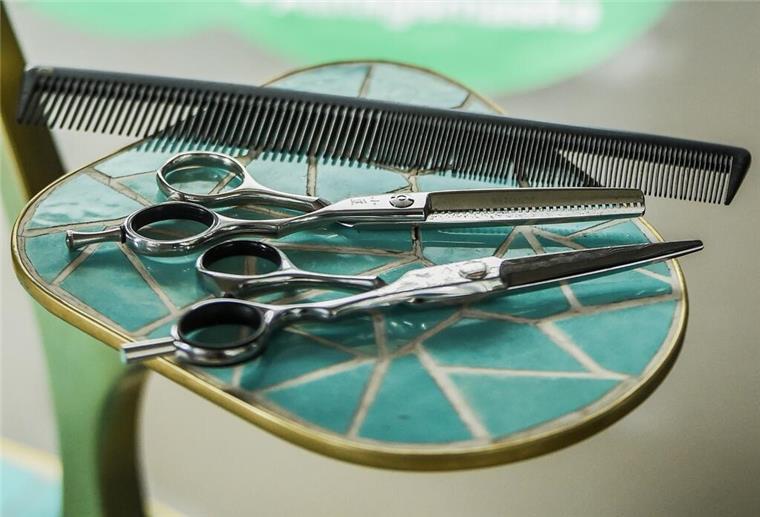 Friseure: Hoher Schaden durch kurzfristig abgesagte Termine Scheren und Kamm auf einem Tisch