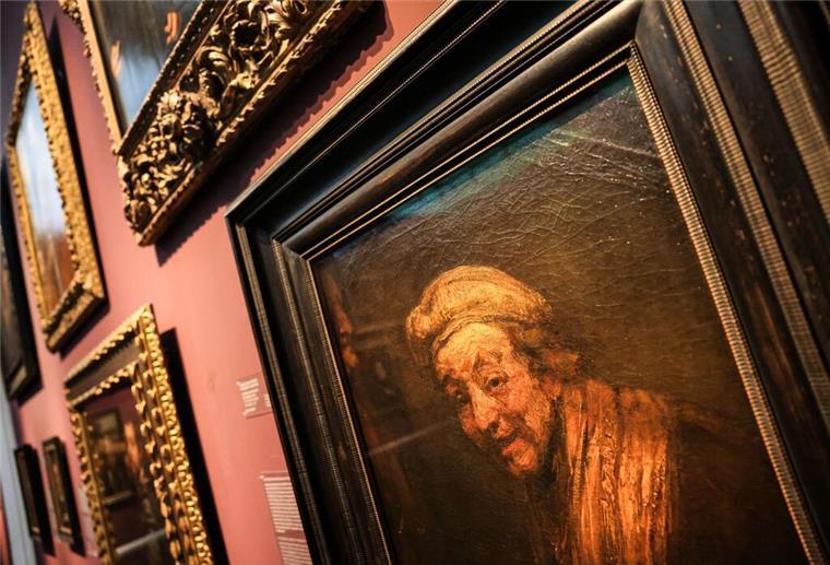 Der „Lachende Rembrandt“ hängt an einer Wand mit vielen anderen Gemälden. Doch nur er entfaltet eine ganz besondere Magie. 